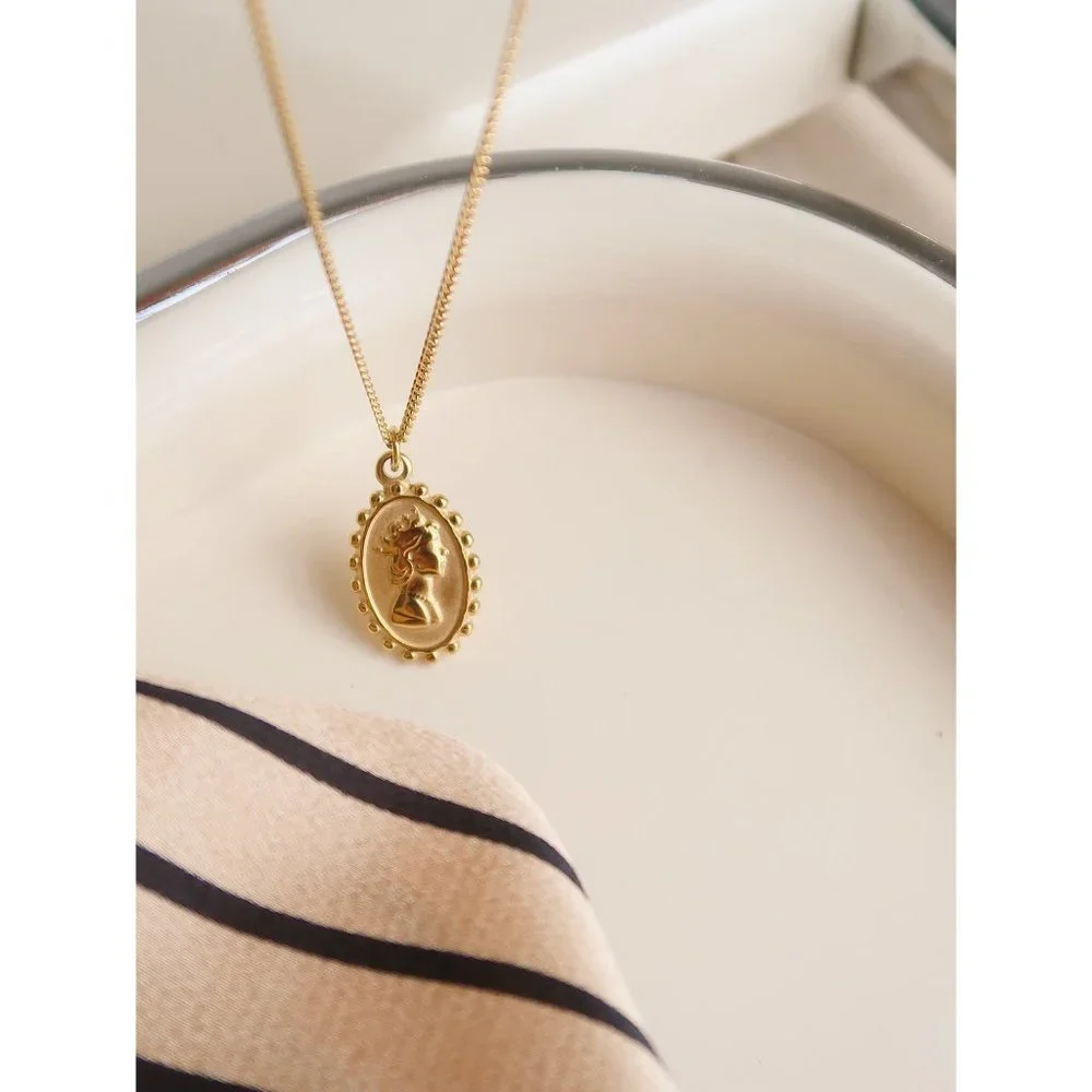NEW 18K Gold Plated Oval Coin Queen Elizabeth Figure Pendant Necklace